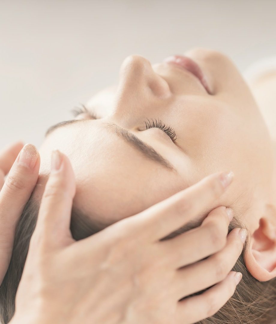Craniosakraltherapie Behandlung am Kopf 