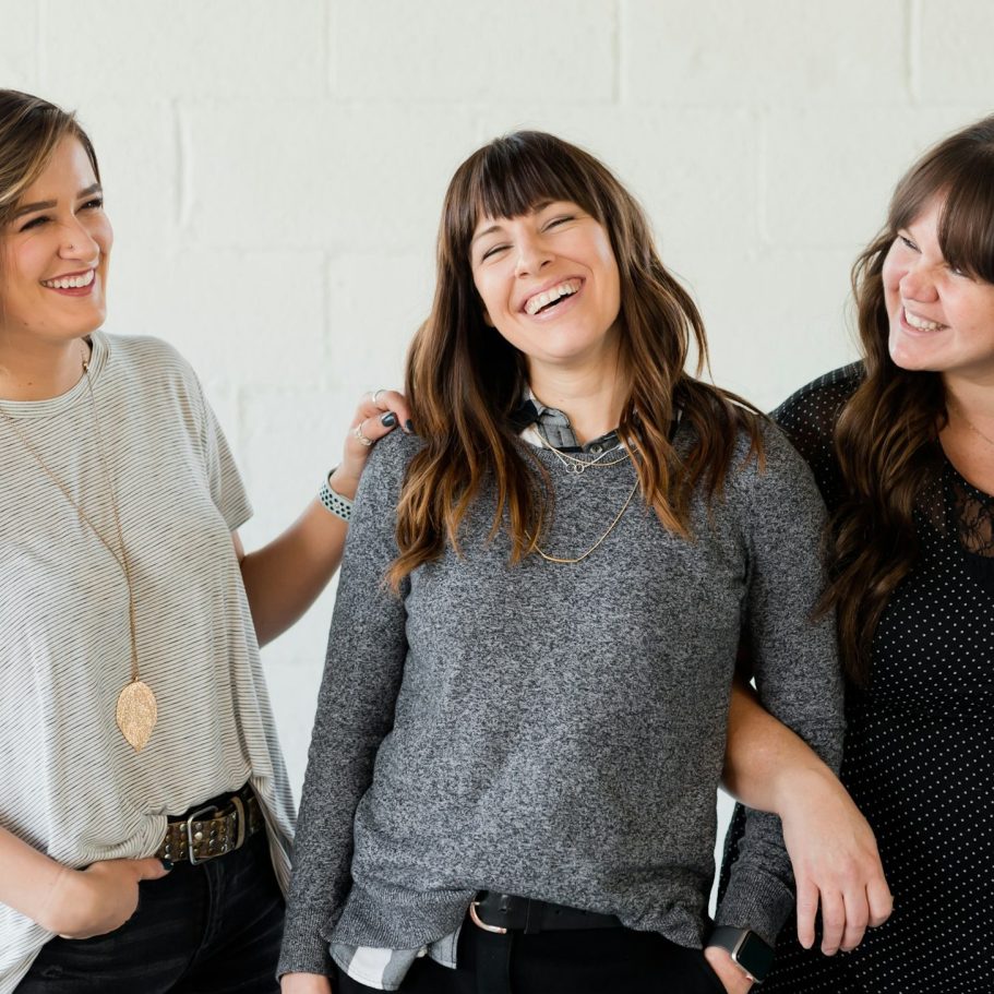 drei Frauen lachen zusammen