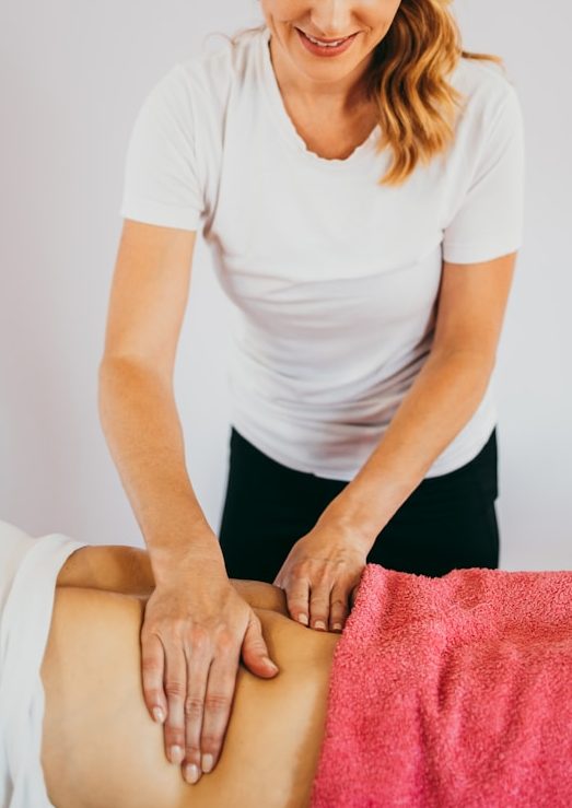 Craniosacrale Osteopathie Behandlung am unteren Rücken, angewendet als Schmerztherapie 